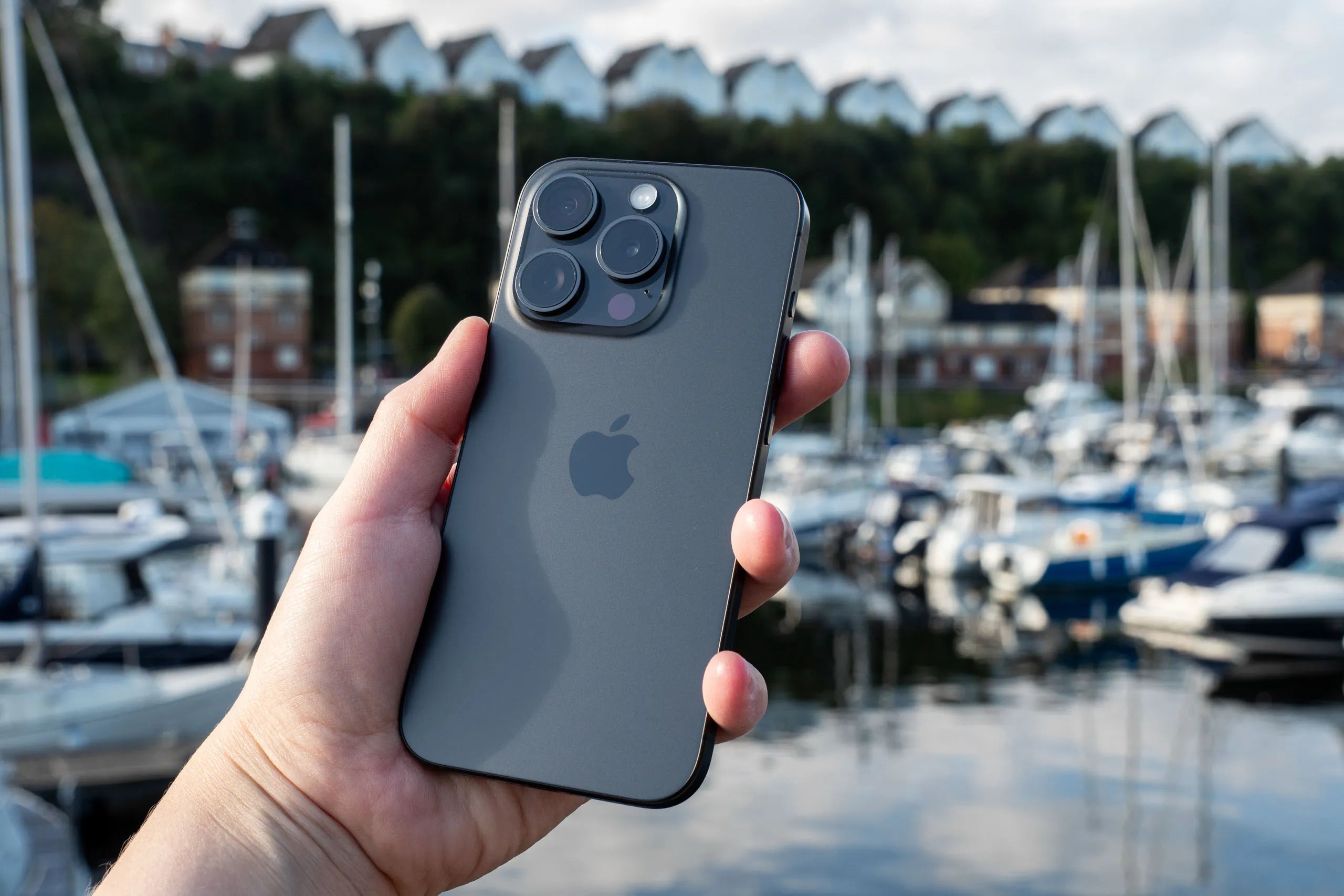 Best iPhone 15 Pro Matte Screen Protector for Anti-Glare Viewing